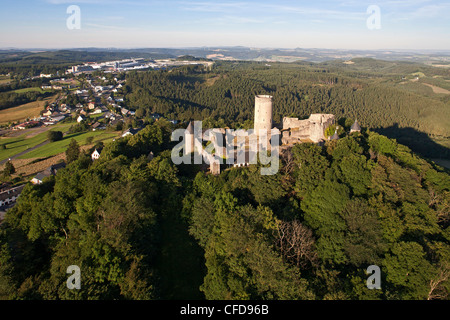 Luftaufnahme der Burg Ruinen Nuerburg, Landkreis Ahrweiler, Eifel, Rheinland-Pfalz, Deutschland, Europa Stockfoto