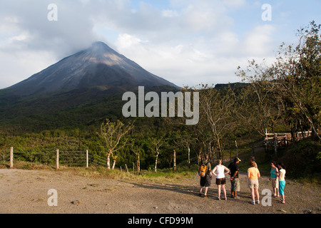 Eine Gruppe von Wanderern, geführt von einem Guide Wandern rund um den Vulkan Arenal in der Nähe von La Fortuna in Costa rica Stockfoto