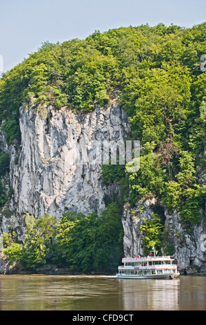 Ausflugsschiff auf der Donau bei Weltenburg Narrows, Kelheim, Bayern, Deutschland, Europa Stockfoto