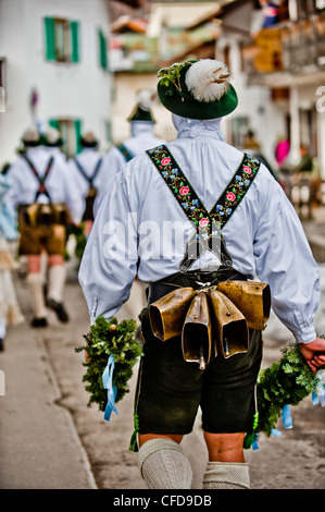 Verschleierte Person an Karneval, Mittenwald, Bayern, Deutschland, Europa Stockfoto