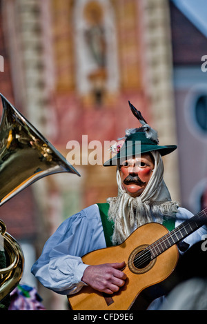 Verschleierte Person das Gitarrespielen an Karneval, Mittenwald, Bayern, Deutschland, Europa Stockfoto