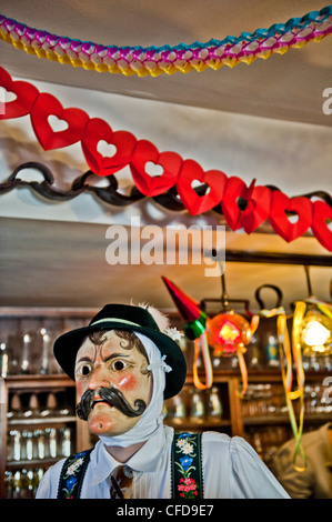Verschleierte Person in einem Pub, Mittenwald, Bayern, Deutschland, Europa Stockfoto