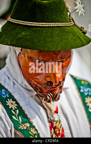Verschleierte Person mit Maske, Mittenwald, Bayern, Deutschland, Europa Stockfoto