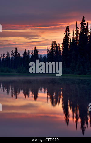 Sonnenuntergang an einem unbenannten See nahe Salmo See, Alaska Highway, Yukon Territorium, Kanada Stockfoto