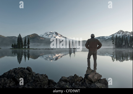 Mann mit Rucksack wandern, Sparks Lake am Morgen. Stockfoto