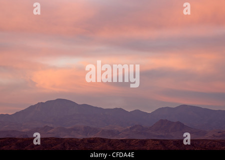 Orange und rosa Wolken bei Sonnenuntergang, Elephant Butte Lake State Park, New Mexico, Vereinigte Staaten von Amerika, Stockfoto