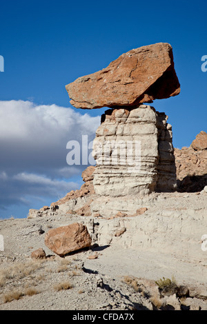 Balanced Rock im Plaza Blanca Badlands (The Sierra Negra Ödland), New Mexico, Vereinigte Staaten von Amerika, Stockfoto