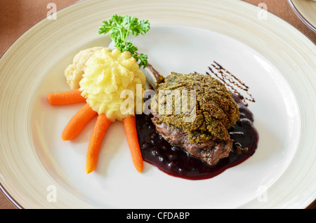 Wildbraten mit Preiselbeeren Sause, Kräuter- und vegetales Stockfoto