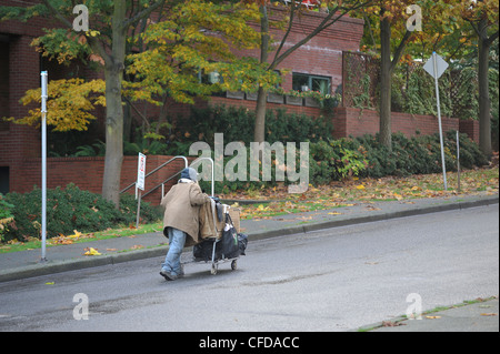 Alter Mann schieben Einkaufswagen auf Gilford Street, Vancouver, Britisch-Kolumbien, Kanada Stockfoto