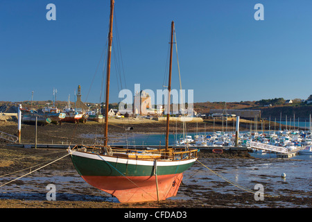 Angelboot/Fischerboot, La Tour Vauban, Notre Dame de Rocamadour, Camaret Sur Mer, Halbinsel Crozon, Finistere, Bretagne, Frankreich, Europa Stockfoto