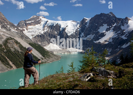 Wanderer hoch über See der hängende Gletscher, Purcell Mountains, British Columbia, Kanada Stockfoto