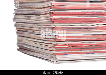 Haufenweise Farbe Zeitschriften isoliert auf weißem Hintergrund. Stockfoto