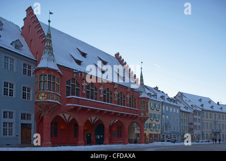 Quadratische Münsterplatz mit dem historischen Händler Halle, Freiburg, Abend, Schnee, Schwarzwald, Baden Württemberg, Deutschland, Euro Stockfoto