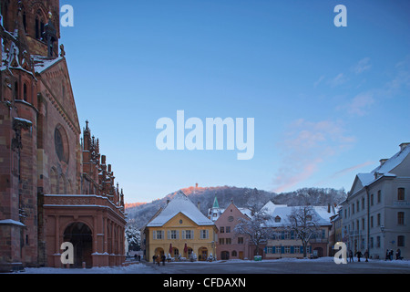 Quadratische Münsterplatz mit Kirche Unserer Lieben Frau und alten Wache, Freiburg, Abend, Schnee, Schwarzwald, Baden-Württemberg, G Stockfoto