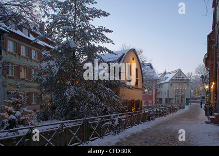 Fischerau und Olmuhle auf der Insel, Freiburg, Abend, Schnee, Schwarzwald, Baden Württemberg, Deutschland, Europa Stockfoto
