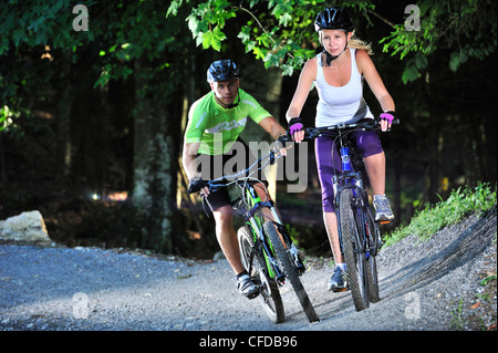 Zwei Mountainbiker in einem Bikepark Hochries, Samerberg, Oberbayern, Deutschland Stockfoto