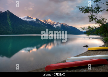 Sonnenuntergang über Lanezi See im Bowron Lake Park British Columbia, Canada Stockfoto