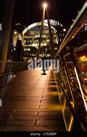 Pendler, Golden Jubilee Bridge, Charing Cross Station Embankment, Southbank Stockfoto