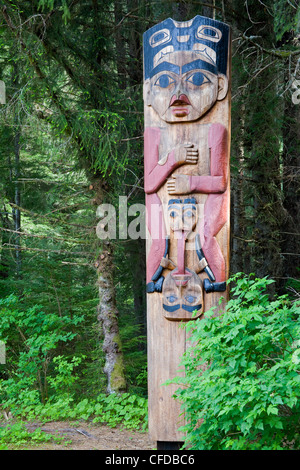 Totempfahl in Sitka National Historical Park, Sitka, Baranof Island, südöstlichen Alaska, Vereinigte Staaten von Amerika, Stockfoto