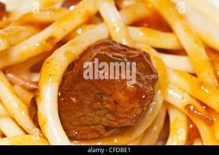 Gulasch mit Nudeln Stockfoto