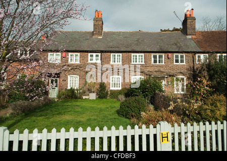 Traditionellen englischen Cottages auf Esher Grün in Surrey, England Stockfoto