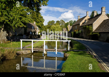 Auge-Bach in Lower Slaughter Dorf, Gloucestershire, Cotswolds, England, Vereinigtes Königreich, Europa Stockfoto