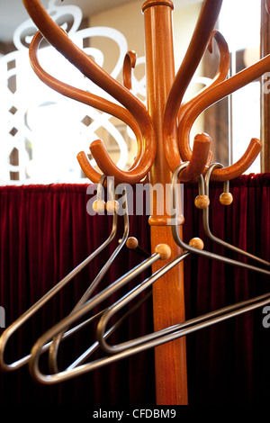 Holz Garderobe mit Metall Kleiderbügel in kleinen französischen restaurant Stockfoto