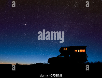 Camper unter Sternenhimmel in der Nähe von Merritt, British Columbia, Kanada. Cassiopea und die Andromeda-Galaxie sind sichtbar. Stockfoto