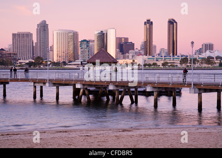 Skyline von San Diego aus Coronado Island, San Diego, California, Vereinigte Staaten von Amerika betrachtet, Stockfoto