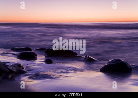 Felsen und Strand bei Sonnenuntergang, La Jolla, San Diego County, Kalifornien, Vereinigte Staaten von Amerika Stockfoto