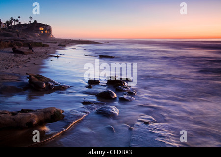 Felsen und Strand bei Sonnenuntergang, La Jolla, San Diego County, Kalifornien, Vereinigte Staaten von Amerika Stockfoto