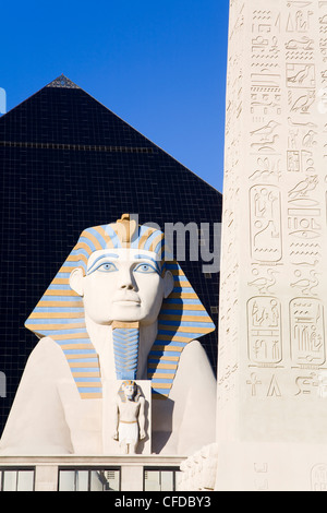 Sphinx und Obelisk außerhalb des Luxor Kasinos, Las Vegas, Nevada, Vereinigte Staaten von Amerika Stockfoto