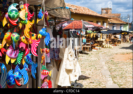 Eine Anzeige der bunte hölzerne Fische zum Verkauf in einen Handwerkermarkt in Trinidad, Provinz Sancti Spiritus, Kuba, Karibik Stockfoto