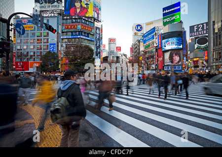Massen, die Überquerung der berühmten Kreuzung Shibuya, Shibuya, Tokyo, Japan Stockfoto