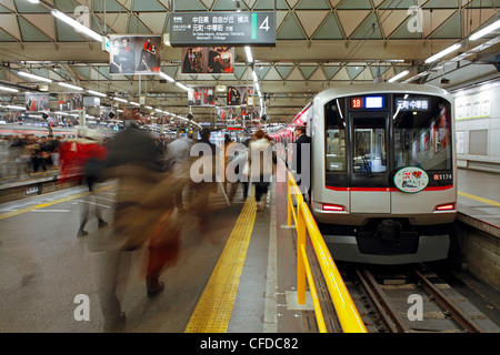 Pendler, die Bewegung durch Shibuya Station während der Hauptverkehrszeit, Stadtteil Shibuya, Tokyo, Japan, Asien Stockfoto