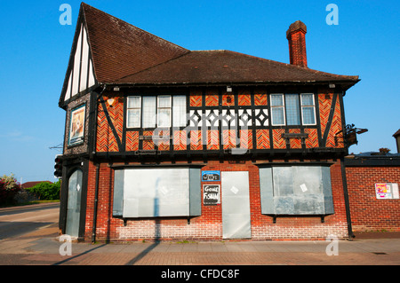 Der geschlossene Flintknappers Pub auf dem Marktplatz in Brandon, Suffolk. Stockfoto