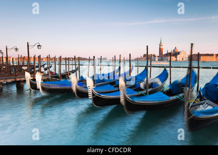 Kai am Markusplatz entfernt mit Gondeln und der Blick auf die Insel San Giorgio Maggiore in Venedig, Veneto, Italien Stockfoto