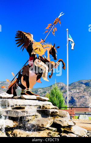 Eine Statue von einem Indianer mit Kopfschmuck, auf einem Pferd im Besucherzentrum in Osoyoos, Britisch-Kolumbien, Kanada Stockfoto