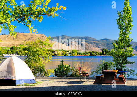 Ein Campingplatz mit Zelt und Picknick Tisch und Blick auf Osoyoos See bei Haynes Provincial Park in Osoyoos, Britisch-Kolumbien, Kanada Stockfoto