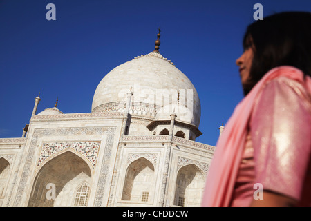 Frau im Sari am Taj Mahal, UNESCO-Weltkulturerbe, Agra, Uttar Pradesh, Indien, Asien Stockfoto