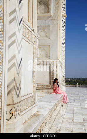 Frau im Sari am Taj Mahal, UNESCO-Weltkulturerbe, Agra, Uttar Pradesh, Indien, Asien Stockfoto