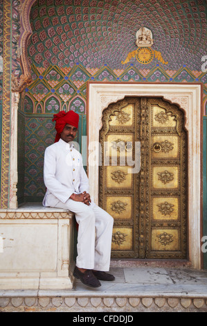 Palastwache sitzen am Rose Tor in Pitam Niwas Chowk, Stadtschloss, Jaipur, Rajasthan, Indien, Asien Stockfoto