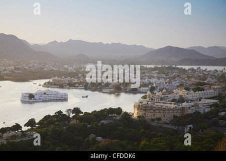 Blick auf Schloss und Lake Palace Hotel, Udaipur, Rajasthan, Indien, Asien Stockfoto