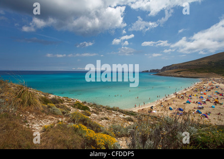 Menschen am Strand in einer Bucht Cala Mesquida, Mallorca, Balearen, Spanien, Europa Stockfoto