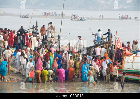 Frauen, die Durchführung von morgen Puja am Ufer des heiligen Flusses Ganges bei Sonepur Vieh Fair, in der Nähe von Patna, Bihar, Indien Stockfoto