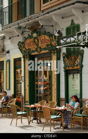 Forn des Teatre, Menschen vor einem Café, Palma De Mallorca, Mallorca, Balearen, Spanien, Europa Stockfoto