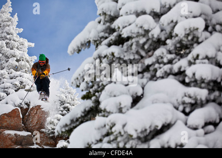 Backcountry Skifahrer fängt etwas Luft aus einer Klippe, Sunshine Village Backcountry, Banff Nationalpark, Alberta, Kanada Stockfoto