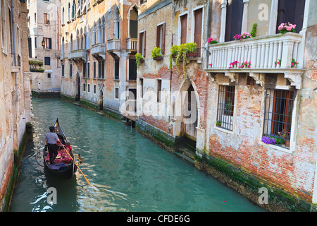 Eine Gondel auf einem Kanal in Venedig, UNESCO-Weltkulturerbe. Veneto, Italien, Europa Stockfoto