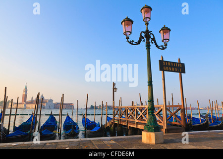 Gondeln festgemacht durch Riva Degli Schiavoni, mit Blick auf San Giorgio Maggiore, Venedig, UNESCO World Heritage Site, Veneto, Italien Stockfoto