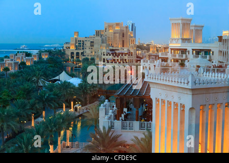 Arabeske Architektur des Madinat Jumeirah Hotel, Jumeirah Beach, Dubai, Vereinigte Arabische Emirate, Naher Osten Stockfoto